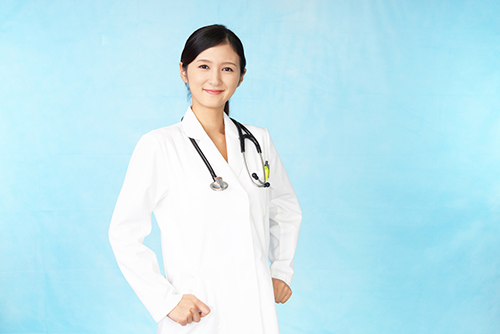 オーダーメイド白衣でファッションを楽しむ医師が増加中？